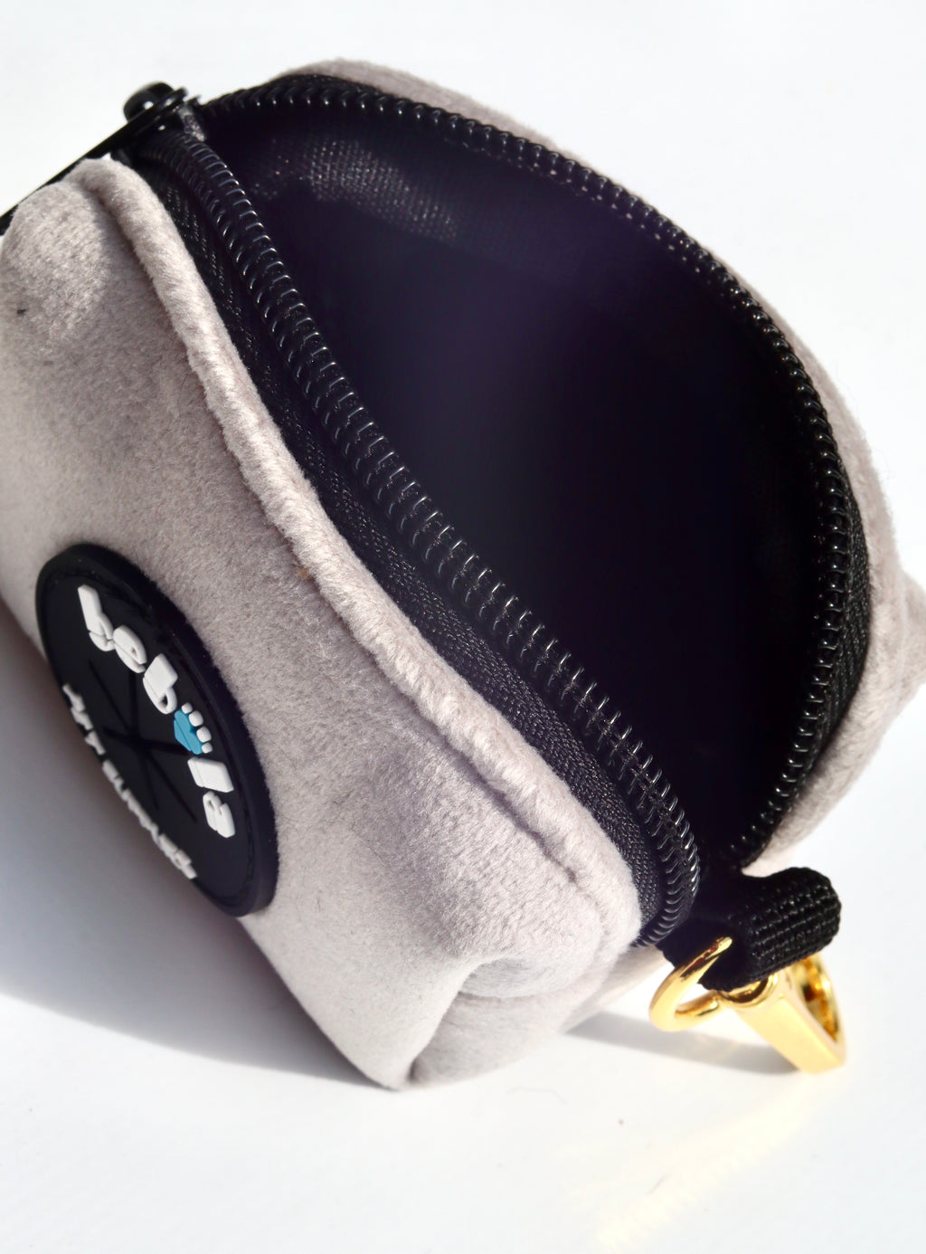 Set Collare, Fiocco, Guinzaglio e Poop Bag in Morbido Velluto Grigio – Eleganza e Comfort per il Tuo Cane