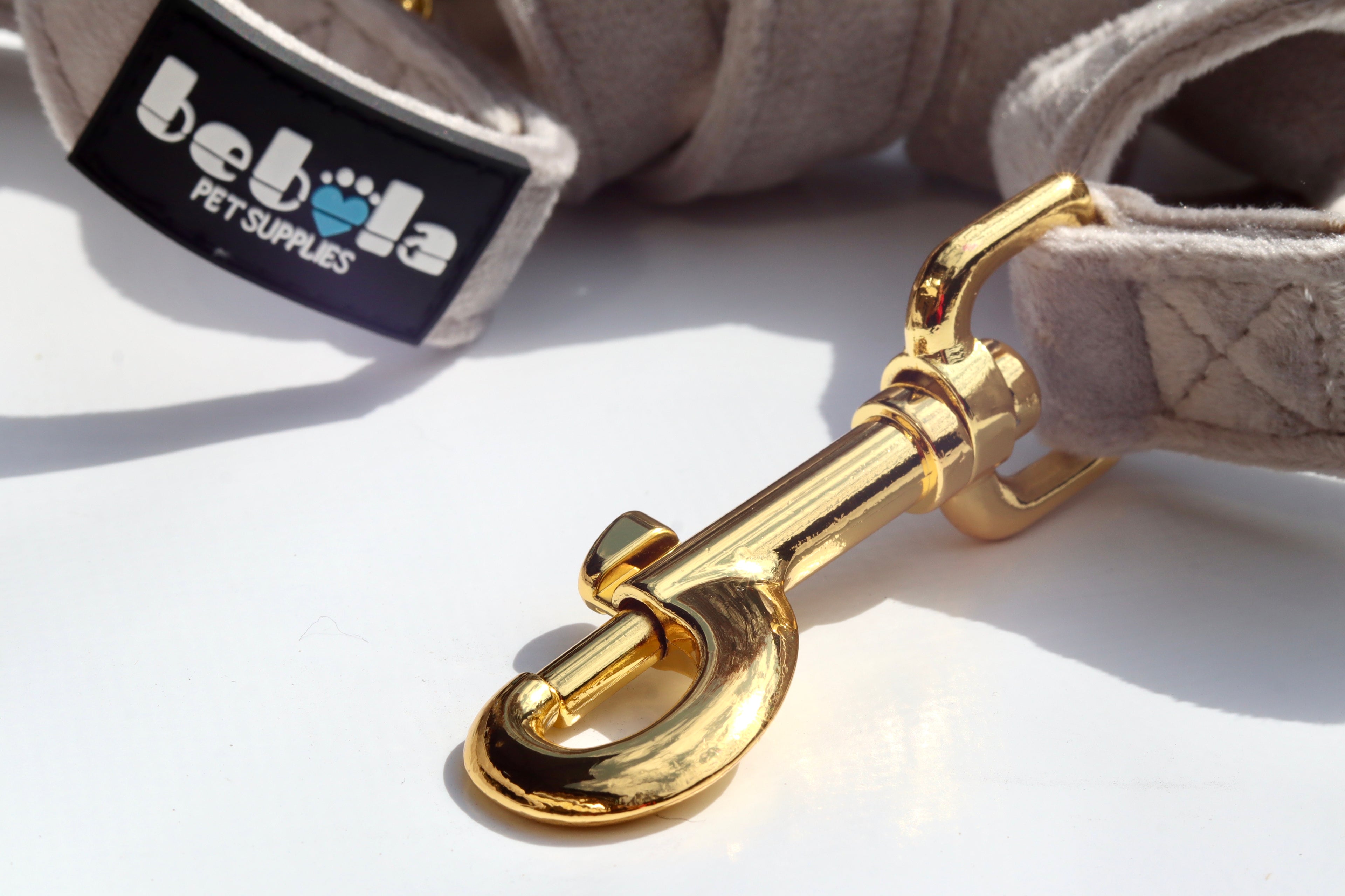 Set Collare, Fiocco, Guinzaglio e Poop Bag in Morbido Velluto Grigio – Eleganza e Comfort per il Tuo Cane